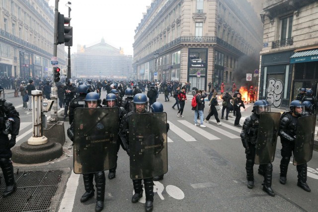 17/18. Les gendarmes face aux manifestants avenue de l'Opéra. © Michel Stoupak. Jeu 23.03.2023, 17h39m39.