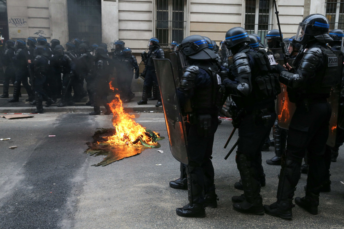 1/9. Des CRS se tiennent près d'un incendie. © Michel Stoupak. Mar 28.03.2023, 16h31m17.