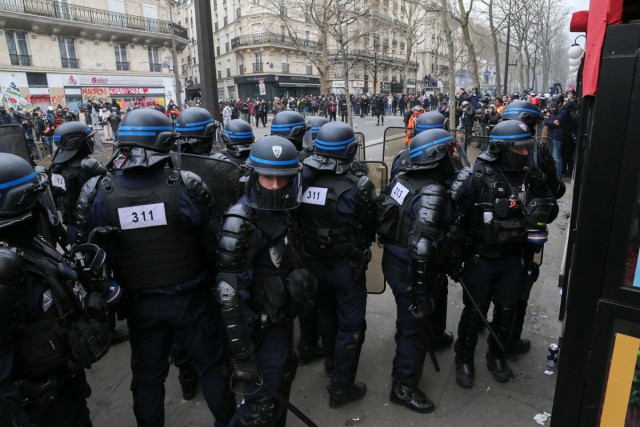 7/9. Des CRS face aux manifestants. © Michel Stoupak. Mar 28.03.2023, 16h28m36.