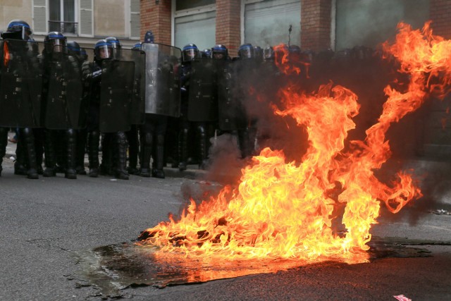 9/9. Des CRS se tiennent près d'un incendie. © Michel Stoupak. Mar 28.03.2023, 16h32m23.