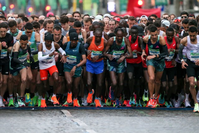 3/9. Les coureurs de la catégorie “Élite” au départ. © Michel Stoupak. Dim 02.04.2023, 07h15m01.