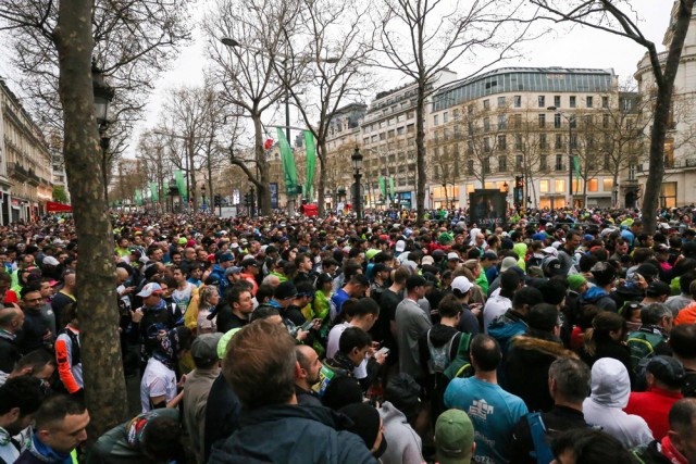 5/9. Sur les Champs-Élysées, en attendant le départ. © Michel Stoupak. Dim 02.04.2023, 07h31m23.