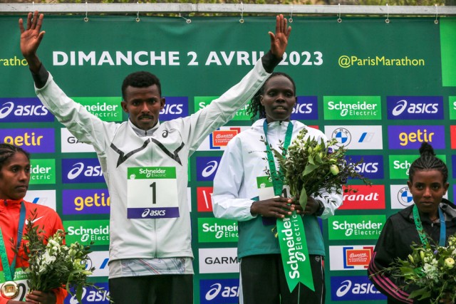 9/9. Abeje Ayana, (CG) et Kenya's Helah Kiprop (CD) posent sur le podium. © Michel Stoupak. Dim 02.04.2023, 09h45m51.