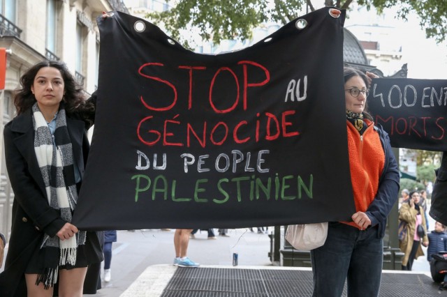 2/18. “Arrêtez le génocide du peuple palestinien”. © Michel Stoupak. Sam 28.10.2023, 13h35m01.