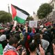3/18. Les manifestants brandissent le drapeau palestinien. © Michel Stoupak. Sam 28.10.2023, 13h45m35.