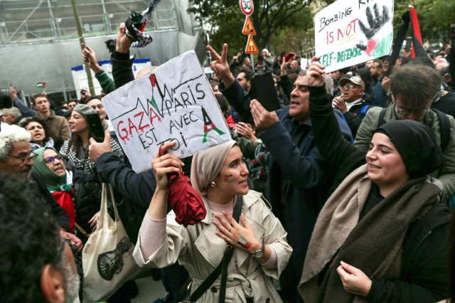 4/18. Une femme tient une pancarte “Gaza, Paris est avec vous”. © Michel Stoupak. Sam 28.10.2023, 13h47m05.