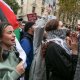 8/18. Femme en pleurs tenant le drapeau palestinien. © Michel Stoupak. Sam 28.10.2023, 13h49m04.
