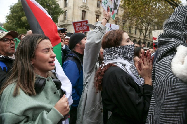 8/18. Femme en pleurs tenant le drapeau palestinien. © Michel Stoupak. Sam 28.10.2023, 13h49m04.
