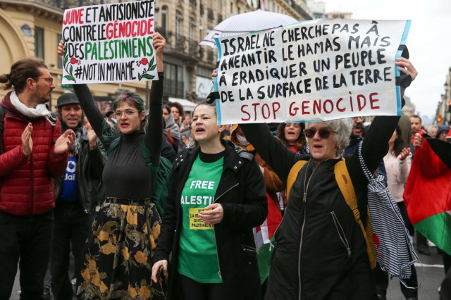 10/18. Les manifestants brandissent des pancartes. © Michel Stoupak. Sam 28.10.2023, 14h01m26.