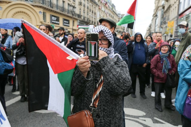 11/18. Femme tenant le drapeau palestinien. © Michel Stoupak. Sam 28.10.2023, 14h02m25.