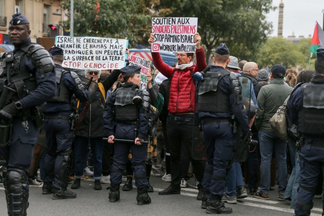 13/18. Les manifestants brandissent des pancartes. © Michel Stoupak. Sam 28.10.2023, 14h53m52.