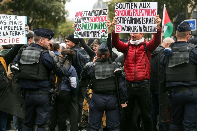 14/18. Les manifestants brandissent des pancartes. © Michel Stoupak. Sam 28.10.2023, 14h54m14.