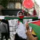 17/18. Femme tenant le drapeau palestinien. © Michel Stoupak. Sam 28.10.2023, 15h30m07.