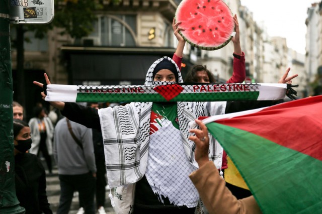 17/18. Femme tenant le drapeau palestinien. © Michel Stoupak. Sam 28.10.2023, 15h30m07.