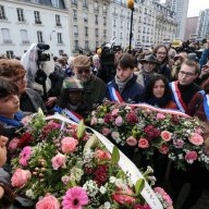 1/9. Des députés de La France Insoumise (LFI) portent des gerbes de fleurs. © Michel Stoupak. Dim 12.11.2023, 11h31m44.