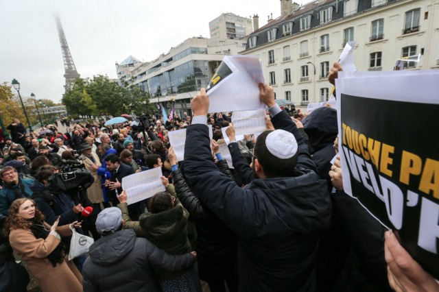 5/9. Des membres de la communauté juive brandissent des pancartes. © Michel Stoupak. Dim 12.11.2023, 11h14m46.