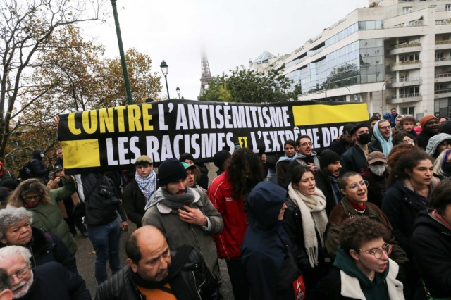 8/9. Les manifestants brandissent une banderole. © Michel Stoupak. Dim 12.11.2023, 11h20m26.