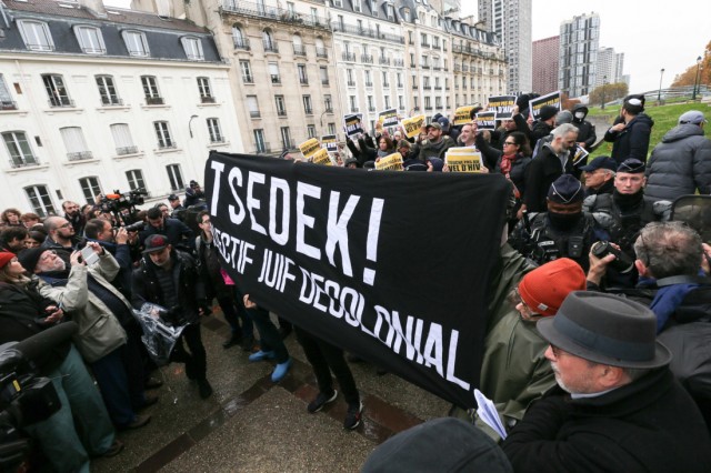 9/9. Une banderole sur laquelle on peut lire « TSEDEK ! collectif juif décolonial ». © Michel Stoupak. Dim 12.11.2023, 11h22m52.