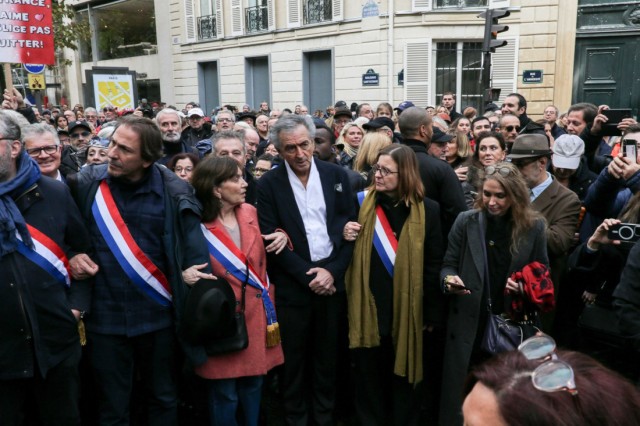 5/9. Des membres du parti Les Républicains et Bernard-Henri Lévy (C). © Michel Stoupak. Dim 12.11.2023, 15h34m05.
