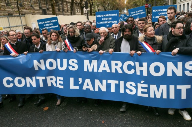 8/9. Banderole "Nous marchons contre l'antisémitisme". © Michel Stoupak. Dim 12.11.2023, 15h49m40.