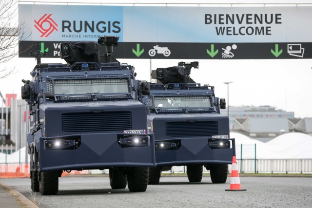 2/16. Les gendarmes attendent dans les blindés Centaure devant Rungis. © Michel Stoupak. Mer 31.01.2024, 13h00m13.