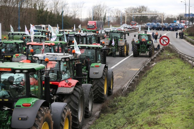 5/16. Les agriculteurs bloquent l'autoroute A6 près de Chilly-Mazarin. © Michel Stoupak. Mer 31.01.2024, 14h46m56.