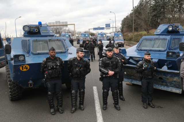 6/16. Policiers de la CRS à côté des blindés près de Chilly-Mazarin. © Michel Stoupak. Mer 31.01.2024, 14h53m10.