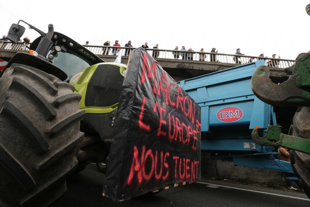 8/16. Sur un pont pour regarder l'arrivée des tracteurs près de Chilly-Mazarin. © Michel Stoupak. Mer 31.01.2024, 14h59m59.