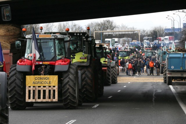 12/16. Les agriculteurs bloquent l'autoroute A6 près de Chilly-Mazarin. © Michel Stoupak. Mer 31.01.2024, 15h11m49.