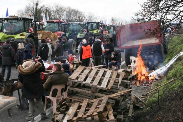 13/16. Les agriculteurs bloquent l'autoroute A6 près de Chilly-Mazarin. © Michel Stoupak. Mer 31.01.2024, 15h16m15.