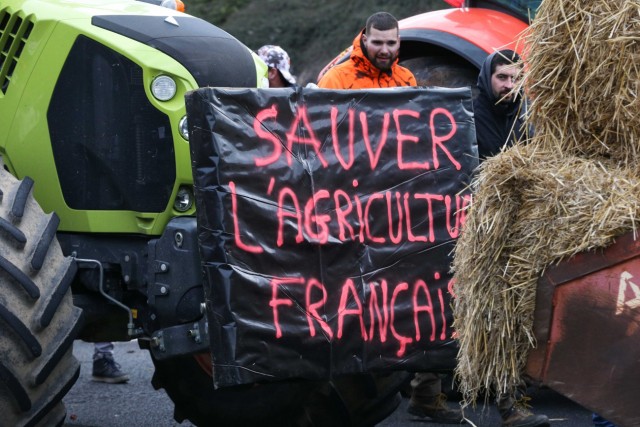 15/16. Une banderole indique : “Sauvez l'agriculture française”. © Michel Stoupak. Mer 31.01.2024, 15h17m36.