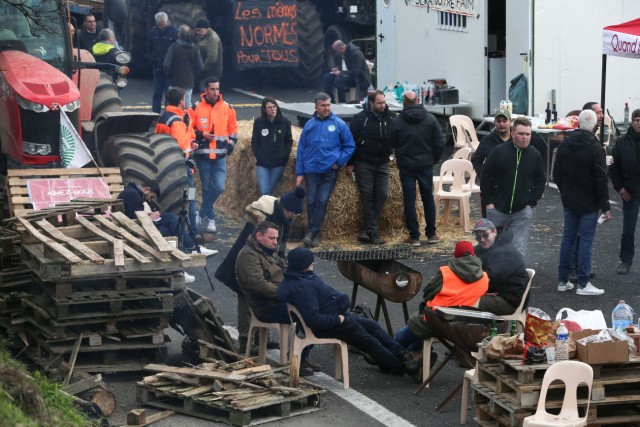 16/16. Les agriculteurs bloquent l'autoroute A6 près de Chilly-Mazarin. © Michel Stoupak. Mer 31.01.2024, 15h23m10.