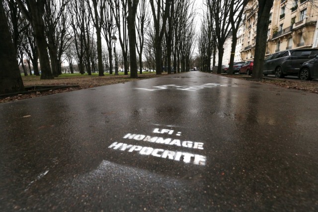 2/16. Graffiti sur le sol : “LFI : HOMMAGE HYPOCRITE”. © Michel Stoupak. Mer 07.02.2024, 09h52m18.
