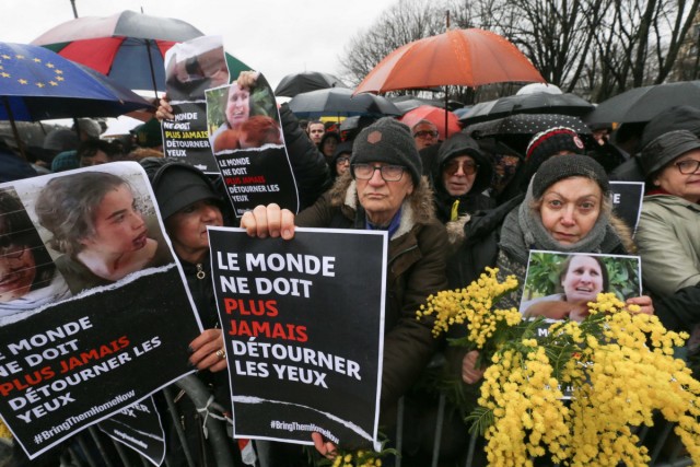 13/16. Le public portant des pancartes et des portraits d'otages. © Michel Stoupak. Mer 07.02.2024, 11h33m08.