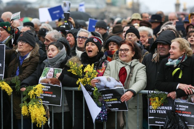14/16. Le public portant des pancartes et des portraits d'otages. © Michel Stoupak. Mer 07.02.2024, 11h39m25.