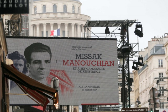 2/8. Le portrait de Missak Manouchian devant le Panthéon. © Michel Stoupak. Mer 21.02.2024, 16h54m09.