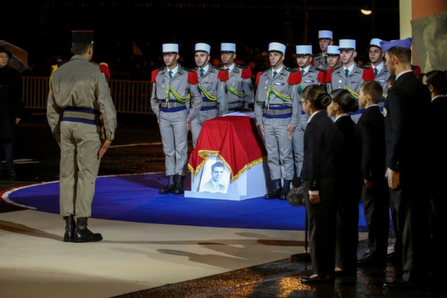 7/8. Des soldats de la Légion entourent les cercueils de Missak et Mélinée. © Michel Stoupak. Mer 21.02.2024, 18h48m00.