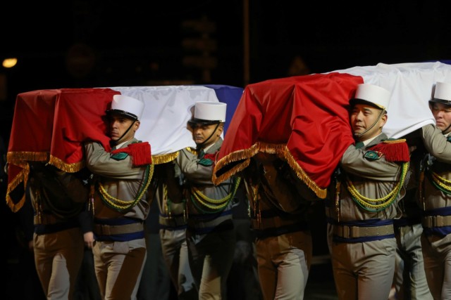 8/8. Des soldats de la Légion portent les cercueils de Missak et Mélinée. © Michel Stoupak. Mer 21.02.2024, 18h49m04.