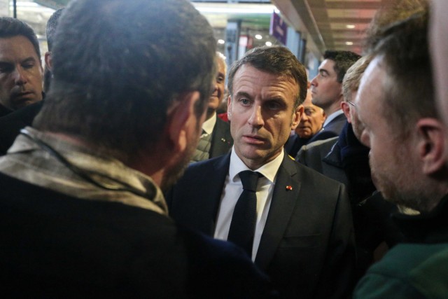 1/12. Emmanuel Macron à l'écoute des agriculteurs. © Michel Stoupak. Sam 24.02.2024, 13h33m36.
