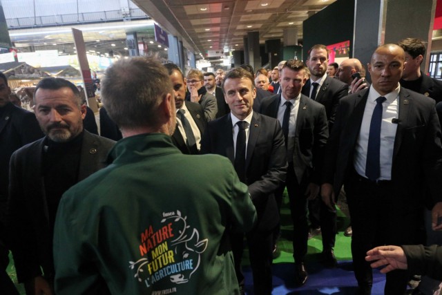 4/12. Emmanuel Macron à l'écoute des agriculteurs. © Michel Stoupak. Sam 24.02.2024, 13h32m35.