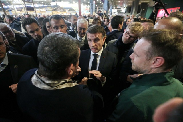 5/12. Emmanuel Macron à l'écoute des agriculteurs. © Michel Stoupak. Sam 24.02.2024, 13h33m04.