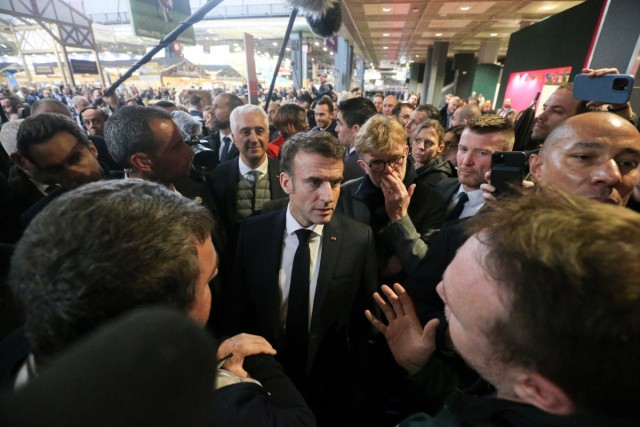 6/12. Emmanuel Macron à l'écoute des agriculteurs. © Michel Stoupak. Sam 24.02.2024, 13h33m58.