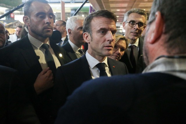 7/12. Emmanuel Macron à l'écoute des agriculteurs. © Michel Stoupak. Sam 24.02.2024, 13h34m55.
