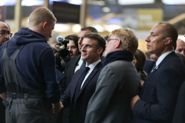 9/12. Emmanuel Macron à l'écoute des agriculteurs. © Michel Stoupak. Sam 24.02.2024, 13h40m41.