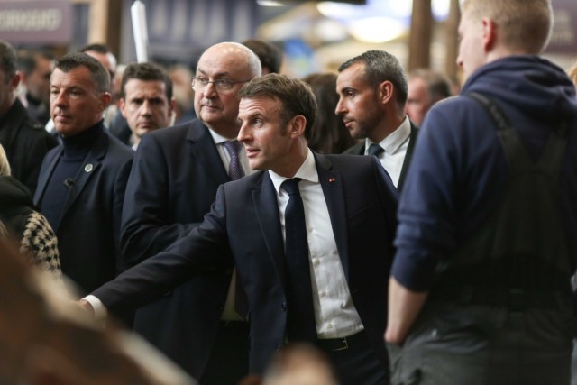 11/12. Emmanuel Macron à l'écoute des agriculteurs. © Michel Stoupak. Sam 24.02.2024, 13h41m20.