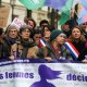 1/8. Des manifestants favorables à l'avortement, place de la Sorbonne. © Michel Stoupak. Mer 28.02.2024, 16h37m34.