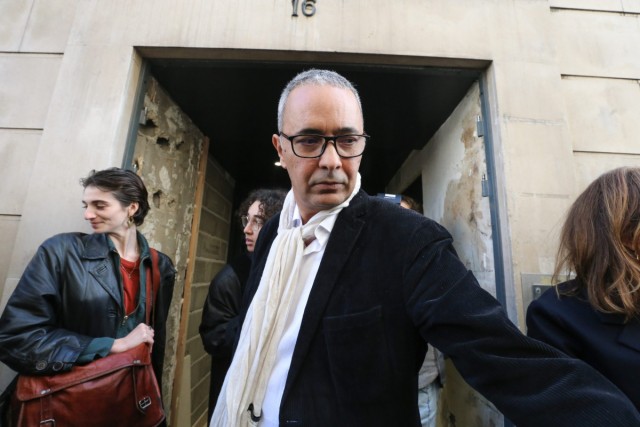 3/7. 12h57m53. Lun 04.11.2024. Kamel Daoud arrive au restaurant Drouant. © Michel Stoupak.