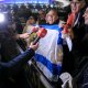 7/7. 19h48m47. Jeu 14.11.2024. Des supporters avec le drapeau israélien font la queue devant le Stade de France. © Michel Stoupak.