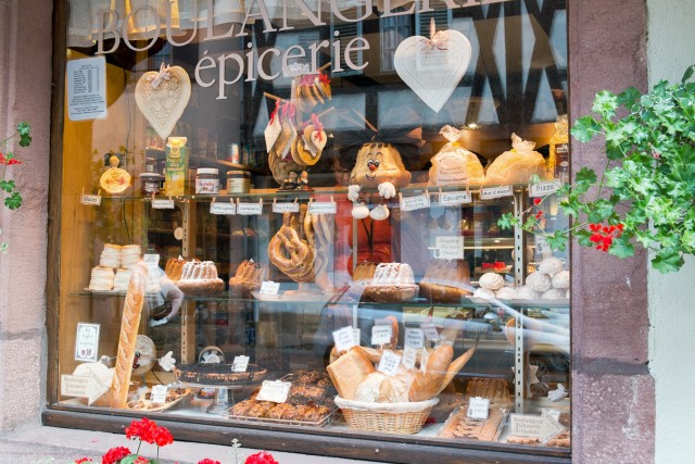 11/32. Kaysersberg. L'autre vitrine de la boulangerie. Mar 12.08.2014 à 11 h 14.