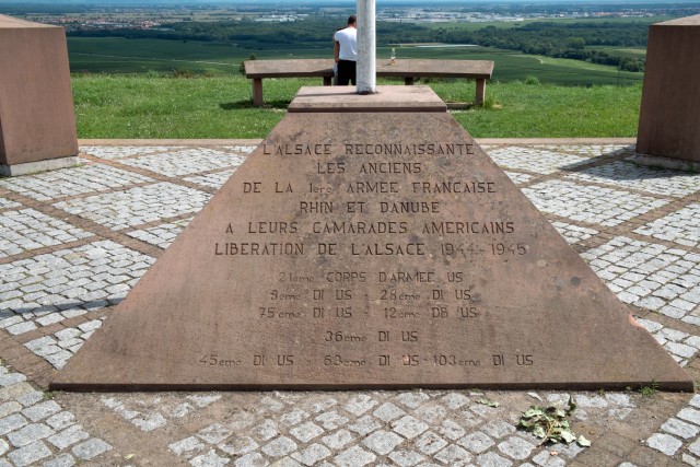 26/32. Nécropole de Sigolsheim. Le monument commémoratif. Mar 12.08.2014 à 14 h 25.